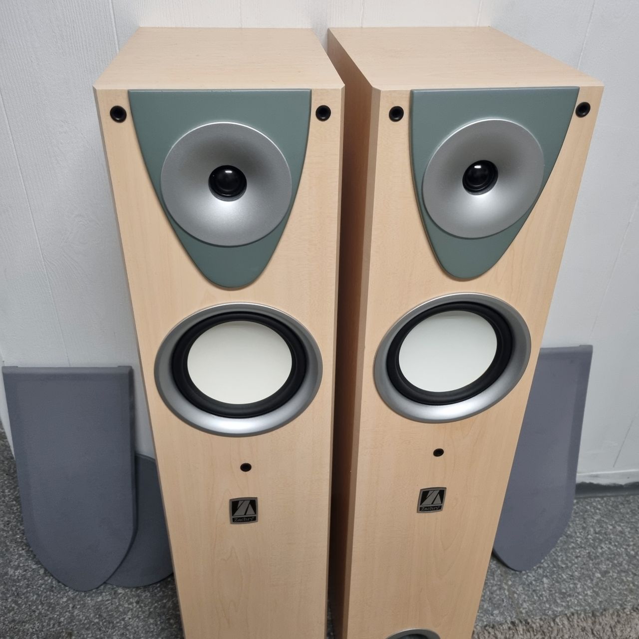 Zachry høyttalere m/8" sidebass